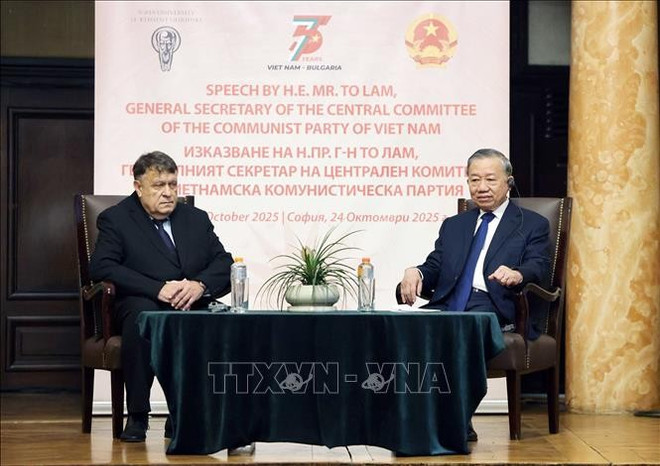 越共中央总书记苏林参观访问了索非亚大学。图自越通社 dai-hoc-sofia.jpg