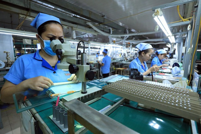 企业加大技术解决方案应用力度,以提高生产效率、降低成本。图自越通社 企业加大技术解决方案应用力度,以提高生产效率、降低成本。图自越通社