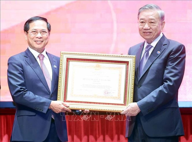 苏林总书记向外交部授予一等劳动勋章。图自越通社 ngoai-giao-80-nam-25082025-06.jpg