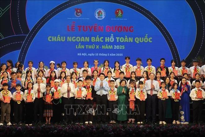 国家主席梁强与学生们合影。图自越通社 vna-potal-chu-tich-nuoc-luong-cuong-du-le-tuyen-duong-chau-ngoan-bac-ho-toan-quoc-lan-thu-x-nam-2025-stand-1.jpg