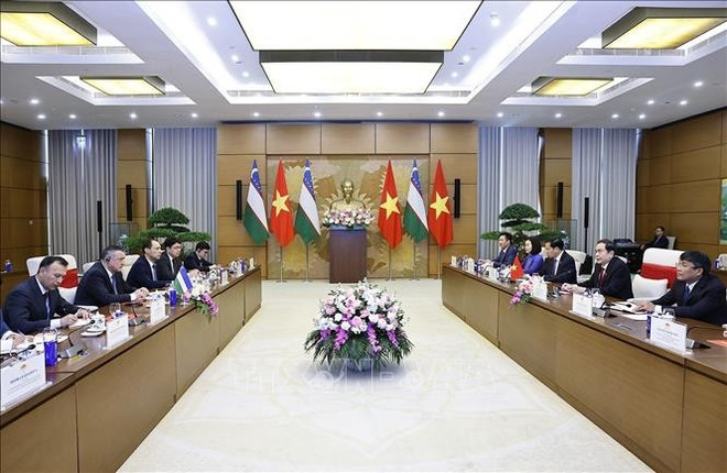 会见现场。图自越通社 vna-potal-chu-tich-quoc-hoi-tran-thanh-man-tiep-chu-tich-ha-vien-uzbekistan-stand-1.jpg