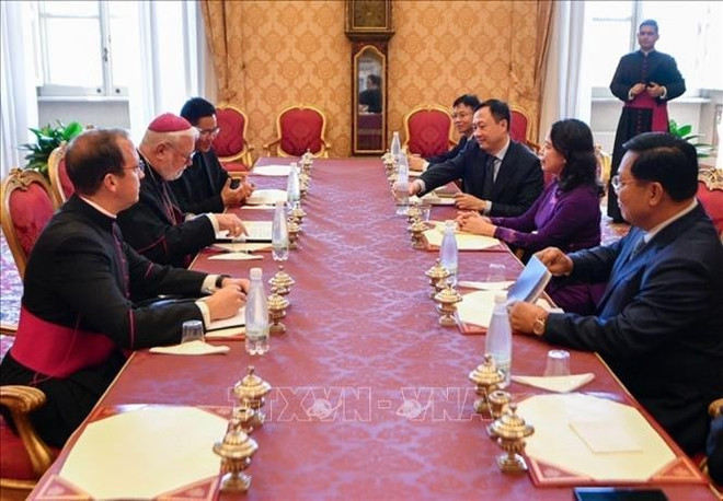 越南国家副主席武氏映春还会见了梵蒂冈城国外交部长、总主教保罗·理查德·加拉格尔。图自越通社 vna-potal-tiem-nang-phat-trien-quan-he-viet-nam-vatican-stand-1.jpg