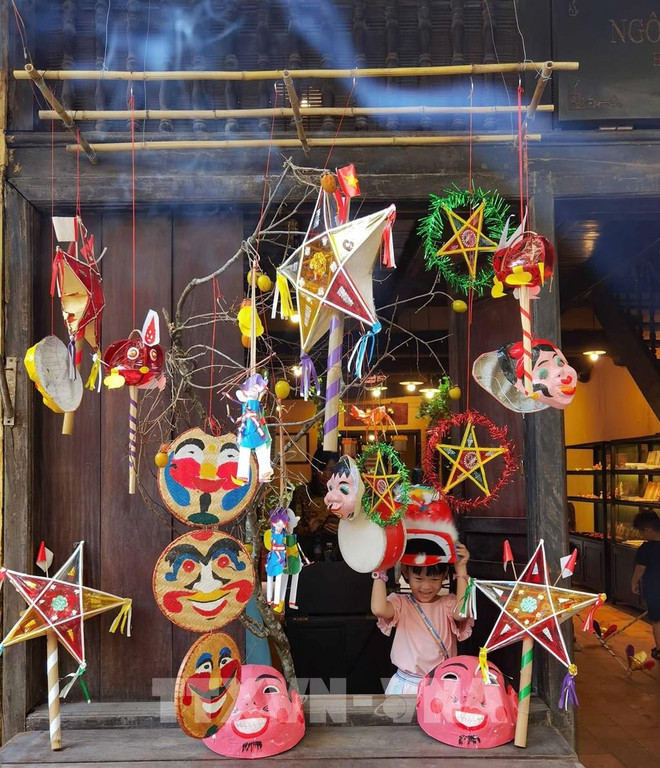 儿童门很喜欢中秋节的玩具。图自越通社 211201-ghe-pho-co-ha-noi-ngay-cuoi-tuan-de-hoa-minh-vao-khong-khi-tet-trung-thu.jpg