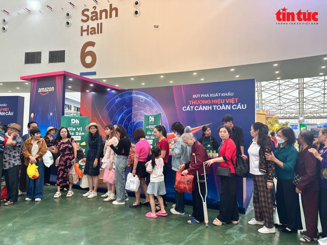 《红雨》与《空中激战》在展会期间引发观影热潮,免费场次持续爆满。图自越通社 dienanh-9.jpg