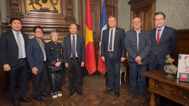 越南驻法国大使馆代表团与佩皮尼昂市市长路易·阿里奥合影。图自越通社 vna-potal-par10211-pb-perpignan-diem-khoi-dau-cho-nhung-co-hoi-hop-tac-moi-trong-hop-tac-nong-nghiep-giao-duc-va-ung-pho-bien-doi-khi-hau-8373192.jpg