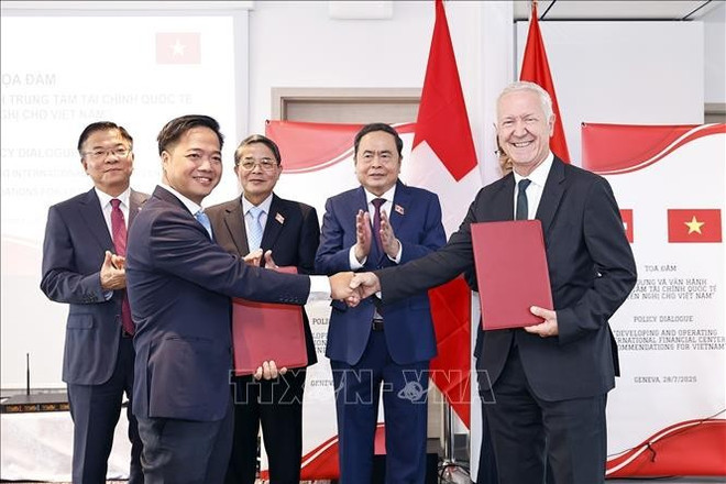 陈青敏见证了越南财政部与瑞士—越南经济论坛关于加强投资合作与发展国际金融中心谅解备忘录。图自越通社 trao-ban-ghi-nho.jpg