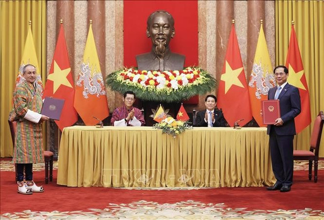 梁强主席同旺楚克国王共同见证了两国政府间合作框架文件。图自越通社 bhutan-19825-211.jpg