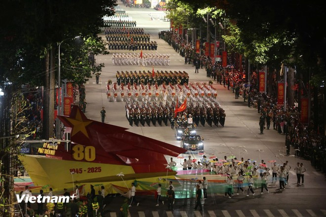 阅兵式共有近1.6万名干部战士参加。图自越通社 dieu-binh-2408-1.jpg