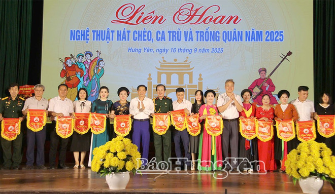 95420-ban-to-chuc-trao-co-luu-niem-cho-cac-xa-phuong-tham-gia-lien-hoan-14413816.jpg
