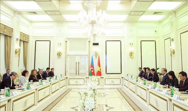 会见场景。图自越通社 vna-potal-tong-bi-thu-to-lam-hoi-kien-chu-tich-quoc-hoi-azerbaijan-stand.jpg