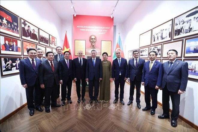 越共中央总书记苏林偕夫人吴芳璃率与代表们合影。图自越通社 vna-potal-tong-bi-thu-du-le-khanh-thanh-phong-luu-niem-chu-tich-ho-chi-minh-voi-su-nghiep-nganh-dau-khi-viet-nam-azerbaijan-stand.jpg