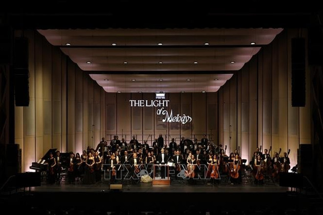 众多世界著名歌剧艺术家亮相越南《旋律之光》音乐会。图自越通社 opera-100725-2.jpg