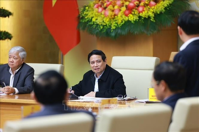 越南政府总理、全国消除危旧房工作指导委员会主任范明政主持召开委员会第三次会议。图自越通社 hinh-anh.jpg