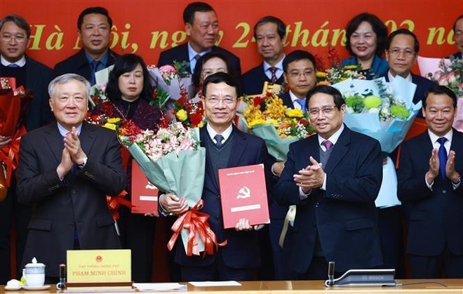 trao-quyet-dinh-cho-dang-bo-bo-khoa-hoc-va-cong-nghe.jpg
