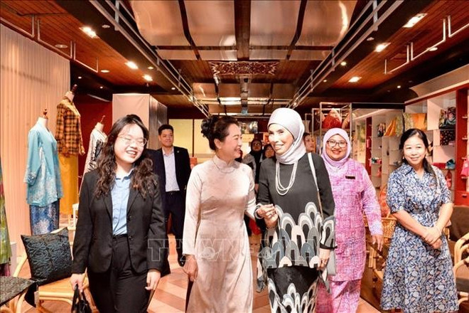 两位夫人参观了吉隆坡手工艺中心。图自越通社 phu-nhan-2.jpg