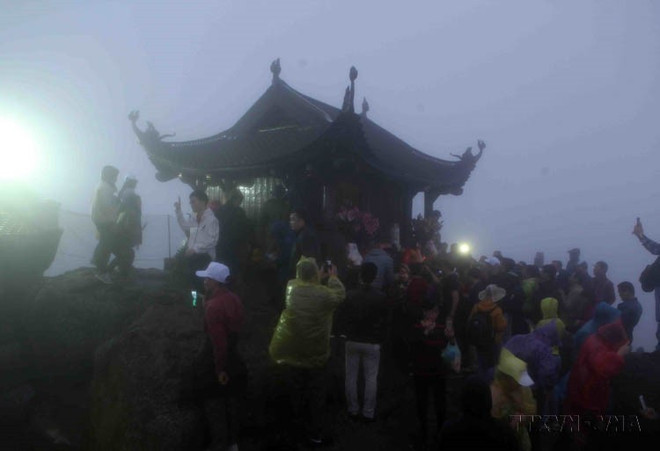 成千上万游客前往广宁省安子名胜遗迹群中的铜寺敬香朝拜。图自越通社 vna-potal-unesco-cong-nhan-quan-the-di-tich-va-danh-thang-yen-tu-vinh-nghiem-con-son-kiep-bac-la-di-san-van-hoa-the-gioi-8145674.jpg