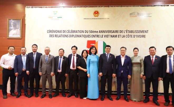 与会代表合影。图自越通社 vna-potal-le-ky-niem-50-nam-thiet-lap-quan-he-viet-nam-cote-divoire-8145397.jpg