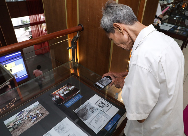 人民群众参观“越美建交30周年”展览。图自越通社 vna-potal-trung-bay-30-nam-quan-he-ngoai-giao-viet-nam-hoa-ky-va-trao-tra-ho-so-chung-tich-chien-tranh-8141519.jpg