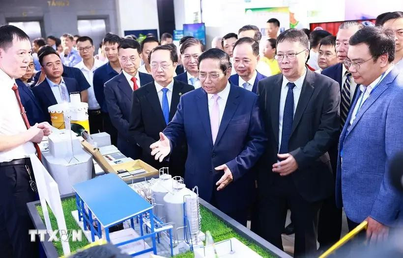 越南总理范明政参观科技应用产品展位。图自越通社