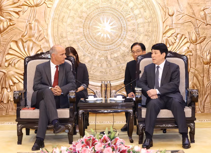 越共中央书记处常务书记梁强会见葡萄牙共产党总书记保罗·雷蒙多。图自越通社