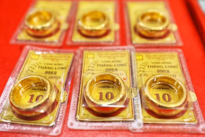 11月13日上午越南国内SJC金条和金戒指卖出价继续下降。图自越通社