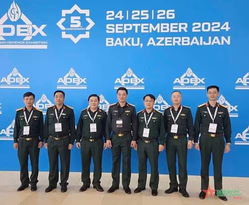 黎光线少将（居中）和越南国防部代表团出席第五届阿塞拜疆国际防务展。图自人民军队报