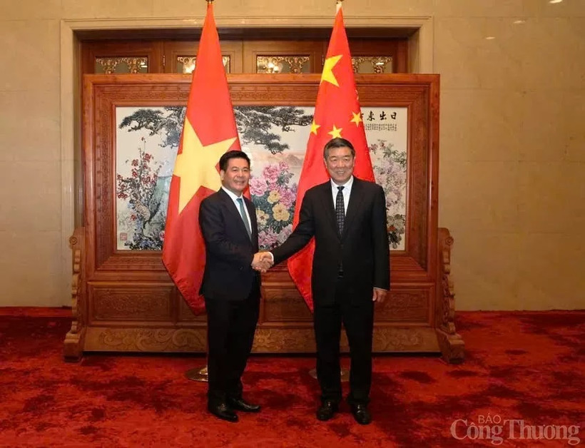 越南工贸部部长阮鸿延会见中国国务院副总理何立峰