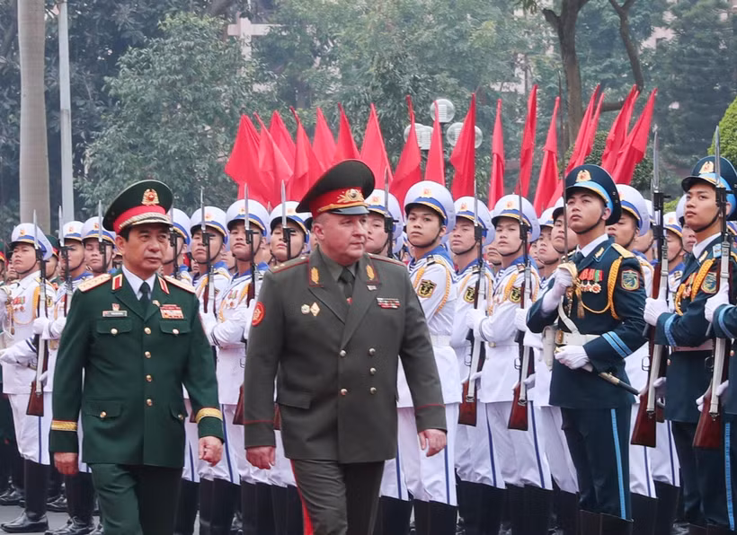 越南国防部部长潘文江大将和白俄罗斯国防部长维克多·赫列宁·根纳季耶维奇中将检阅仪仗队。图自越通社
