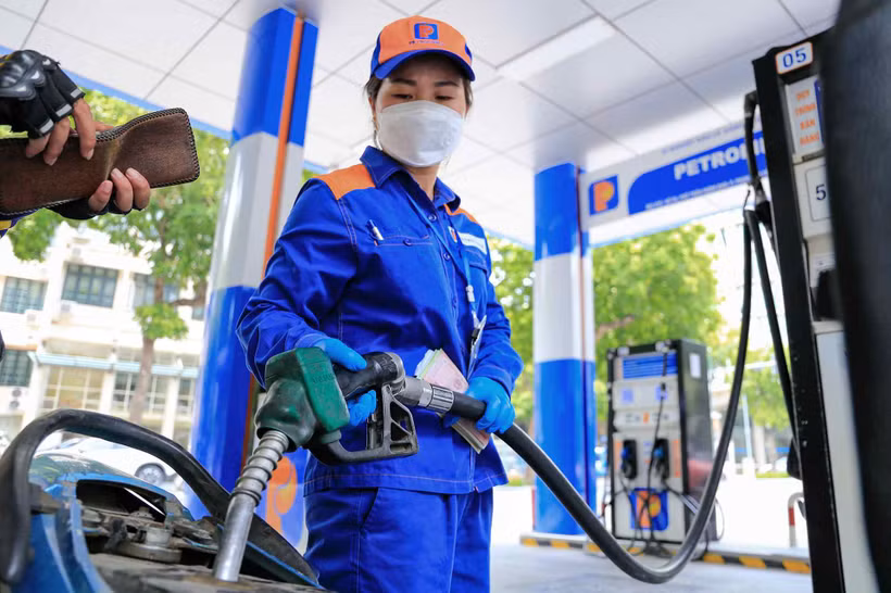 9月12日15时起越南各类成品油零售价继续下调。图自越通社
