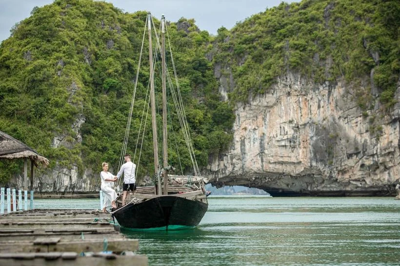 国际游客探索下龙湾目的地。图自Vietnam+