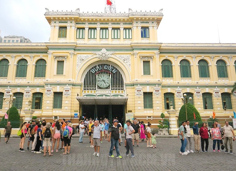 胡志明市邮局是一个吸引诸多国内外游客前来参观的地点。图自越通社