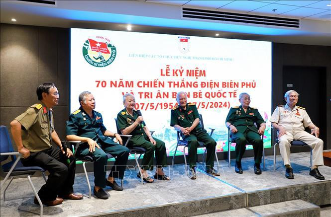 参加奠边府战役的退伍军人与胡志明市年轻一代进行交流