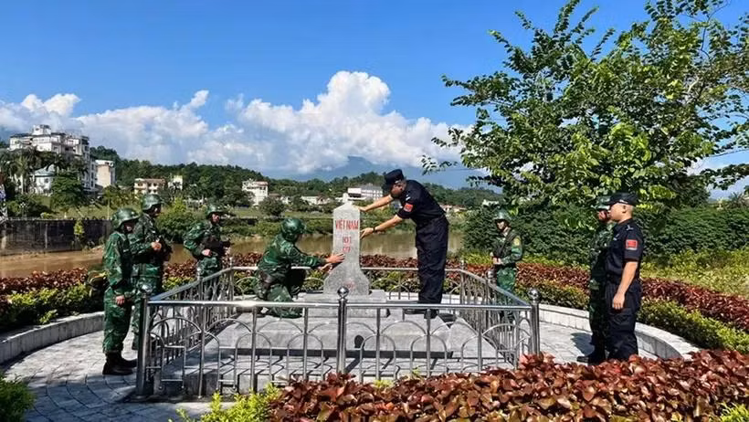 越南老街省边防部队与中国云南红河边境管理支队开展边境联合巡逻执法行动。图自越通社