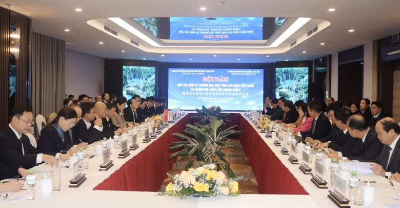 越南高平省与中国广西壮族自治区百色市经济与贸易合作会谈场景。图自越通社