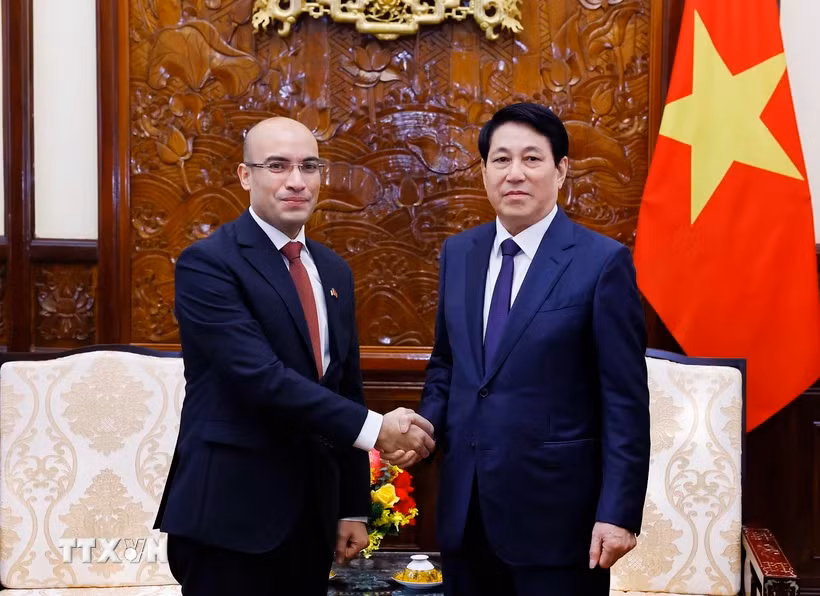国家主席梁强会见前来拜别的阿尔及利亚大使索菲安·柴布。