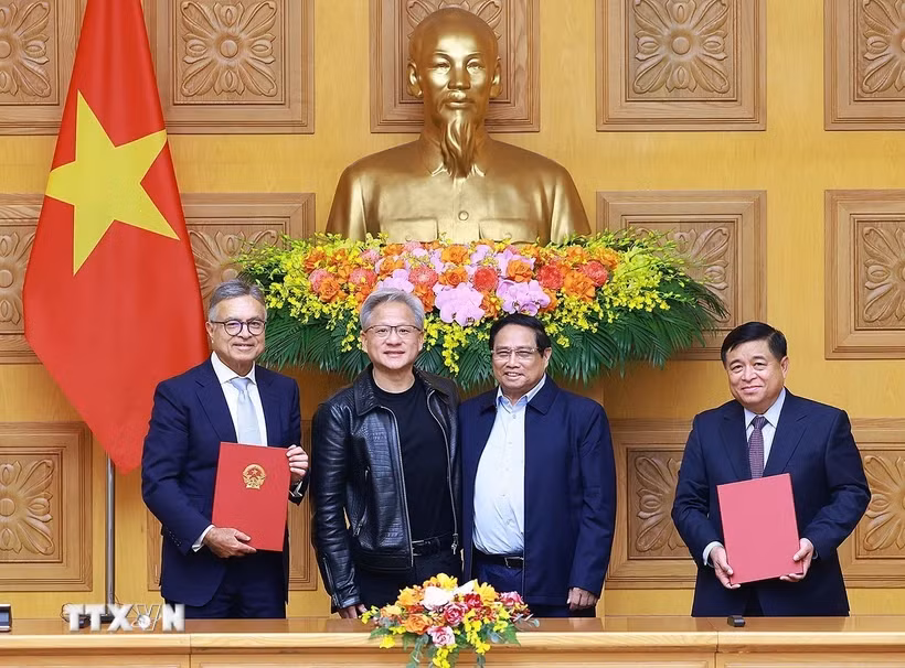 越南政府总理范明政范明与美国科技巨头英伟达公司（NVIDIA）创始人、首席执行官黄仁勋出席越南政府与英伟达合作协议签字仪式。图自越通社