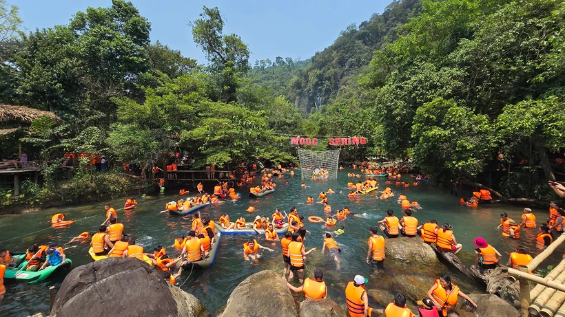 4.30和五一劳动节假期，广平省沫水溪（suối Moọc）等生态旅游区吸引大量游客前来旅游。图自baoquangbinh.vn