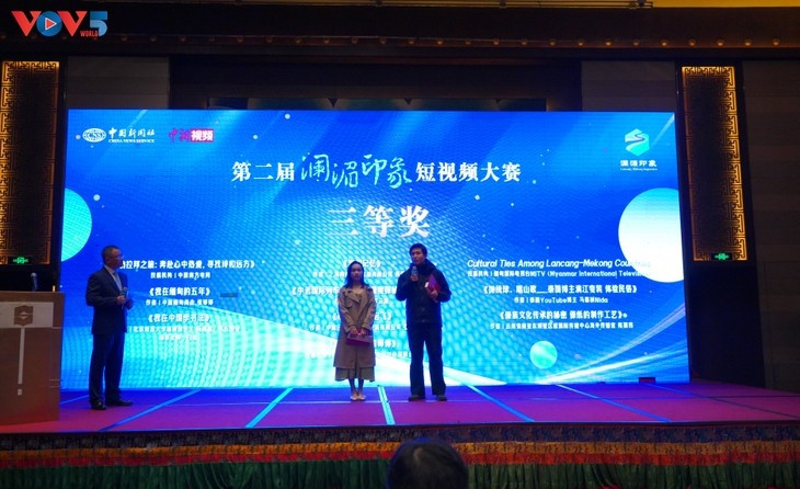 两名越南留学生阮越黄和阮氏梅香的作品《我在中国学书法》荣获比赛三等奖（图源：越南之声）