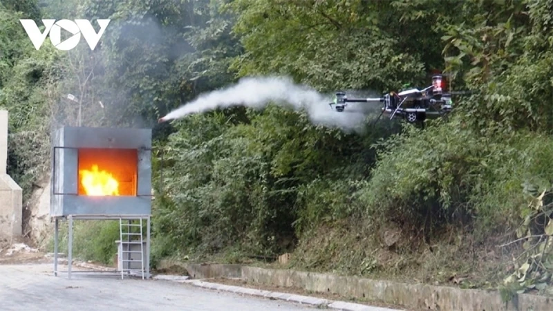 UAV-Z113-50号无人机设备喷酒消防剂（图源：越南之声） 