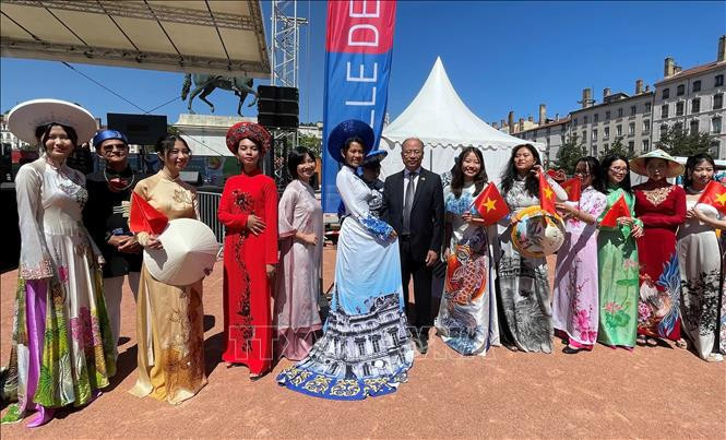 越南奥黛和旅游在2024 年里昂领事节留下深刻印象