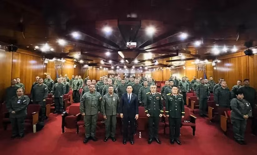出席纪念越南人民军成立80周年座谈会的代表。图自越通社