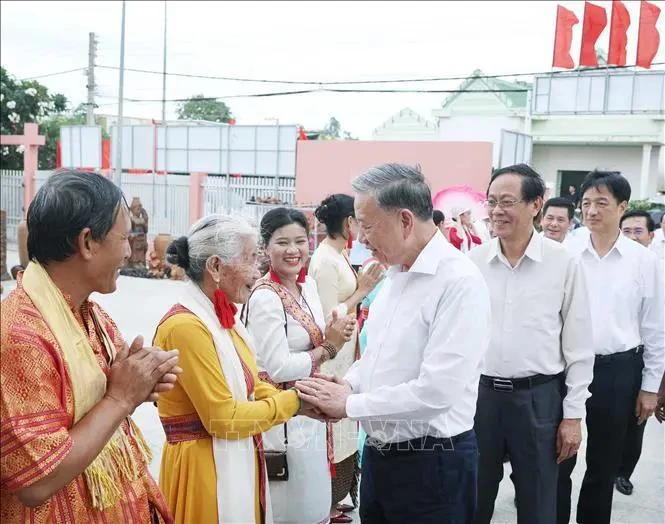 苏林总书记和宁福县福民镇人民。图自越通社