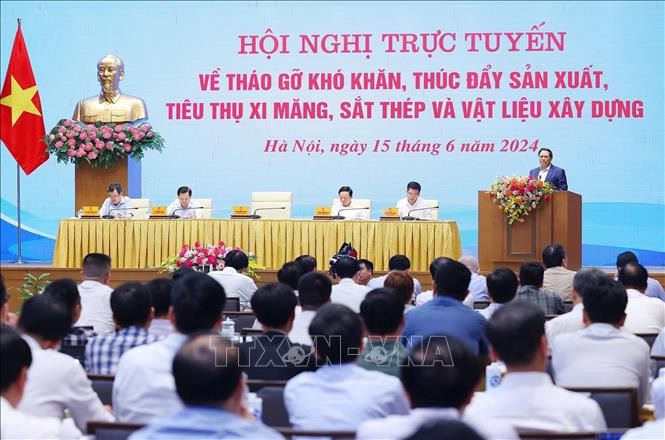 政府总理范明政主持召开纾解建材行业面临困难视频会议。图自越通社