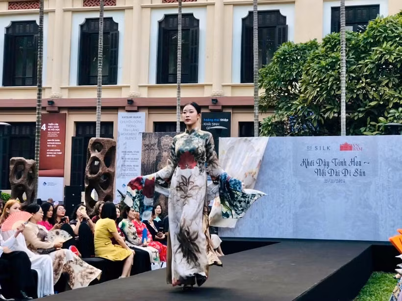 由 DeSilk 丝绸品牌推出名为《唤醒精华，延续遗产》的高档丝绸系列近日在河内越南美术博物馆亮相。图自互联网