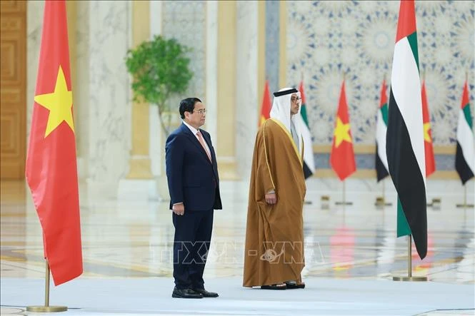 阿联酋副总统谢赫·曼苏尔·本·扎耶德·阿勒纳哈扬（Sheikh Mansour bin Zayed Al Nahyan）主持仪式，欢迎越南政府总理范明政及夫人和越南高级代表团对阿联酋进行正式访问。图自越通社