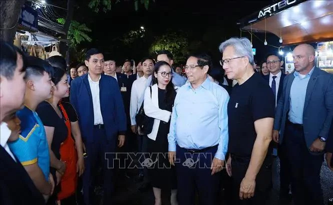 范明政总理同英伟达首席执行官黄仁勋体验河内夜景。图自越通社