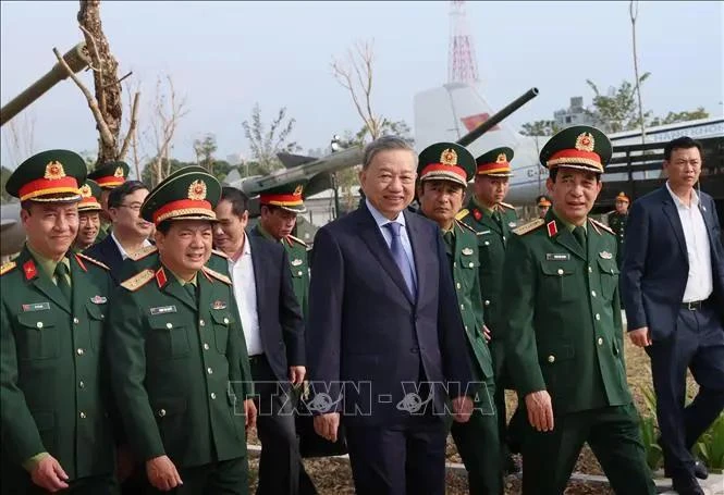 越共中央总书记苏林造访越南军事历史博物馆。图自越通社