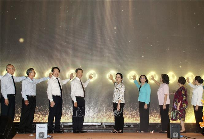 各位代表启动了2024年第二届越南面包节开幕式。图自越通社