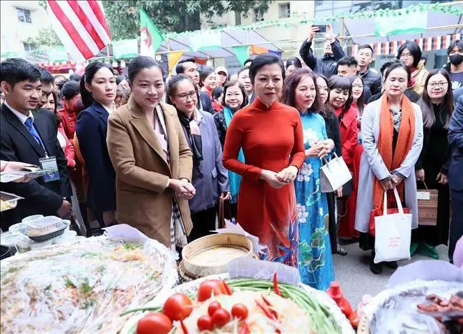 越共中央总书记苏林夫人吴芳璃，政府副总理兼外交部部长裴青山夫人武氏碧玉等代表出席2024年国际美食节。图自越通社