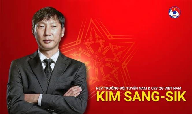 韩国籍教练金相植担任越南国家男子足球队和国家U23男子足球队主教练的职务。图自越南足球联合会